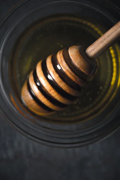 Honing beer in de pot met honing doek-up — Stockfoto