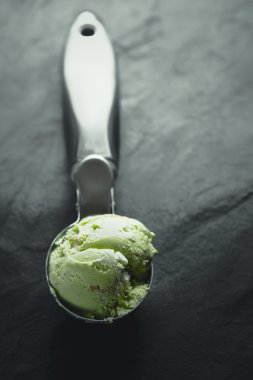 Dondurma dikey karanlık taş zemin üzerine kaşıkla