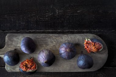 İncir ahşap tahta üstte görüntülemek