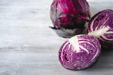 Beyaz ahşap masa yatay üzerinde kırmızı lahana