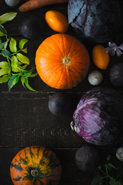 Verdure autunnali sul tavolo di legno — Foto Stock