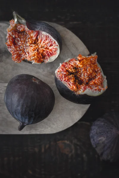 Figs on the wooden board vertical — Stock Photo, Image