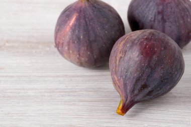 Beyaz ahşap masa yatay olarak incir