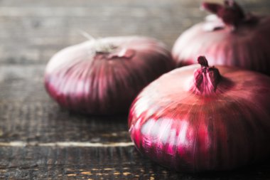 Yatay ahşap arka plan üzerinde kırmızı soğan