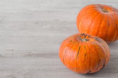 Kabaklar yatay beyaz masada