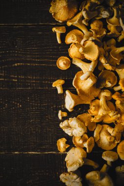 Chanterelles sağ tarafında dikey ahşap masa