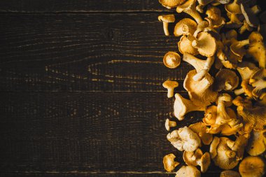 Ahşap masa üstü sağ chanterelles görüntülemek