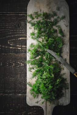 Dikey ahşap tahta üzerinde kesme dereotu