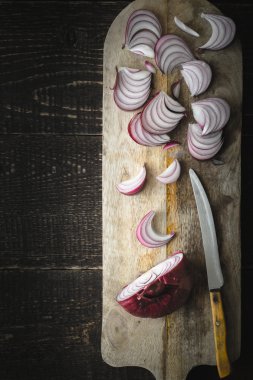 Kırmızı soğan ahşap tahta kesme