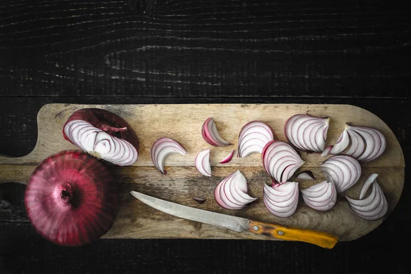 Corte de cebolla roja en la tabla de madera vista superior — Foto de Stock