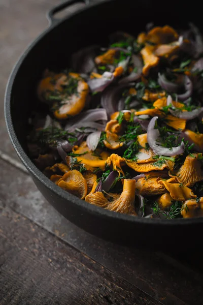 Fried chanterelles with dill in the pan vertical — Stock Photo, Image