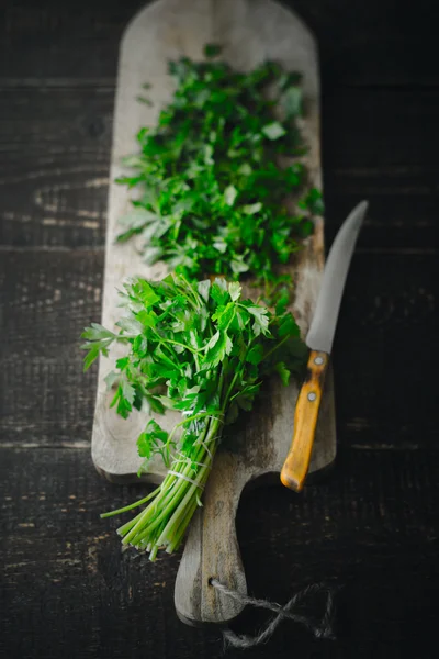 Cutting  parsley on the wooden board vertical — Stock Photo, Image