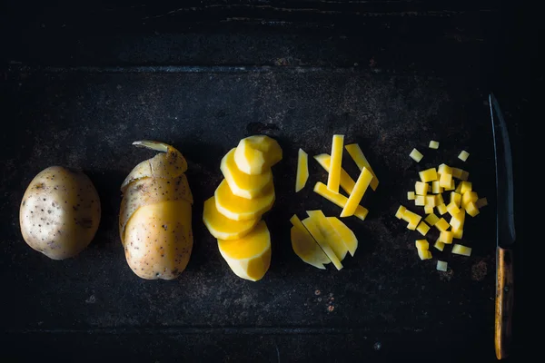 Concept des différentes étapes de la coupe des pommes de terre crues vue du dessus — Photo