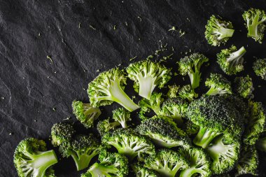 Brokoli siyah taşı sağ arka plan Üstten Görünüm