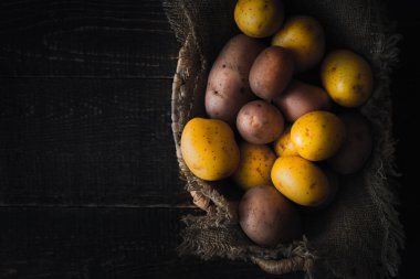 Tuval üzerine ahşap masa yatay ile hasır kase patates