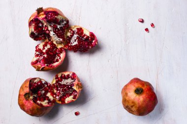 Beyaz masada iki ele geçen nar