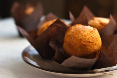 Plaka üzerinde üç muffins
