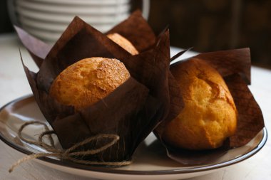 Plaka üzerinde üç muffins