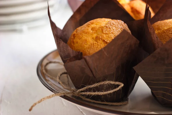 Drie muffins op de plaat — Stockfoto