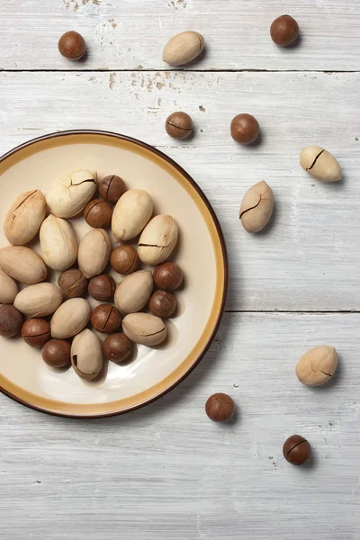 Pecan y nueces de macadamia sobre fondo blanco — Foto de Stock