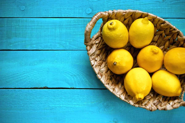 Limones en el brillante fondo cian —  Fotos de Stock