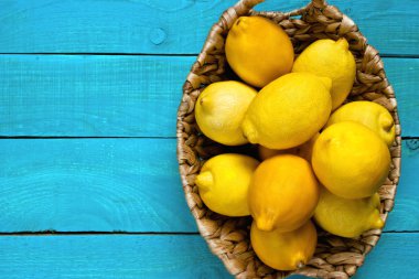 Parlak mavi zemin üzerine limon