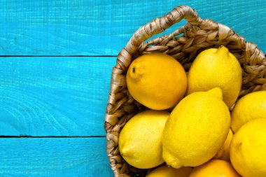 Parlak mavi zemin üzerine limon