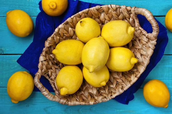 Limones en el brillante fondo cian —  Fotos de Stock