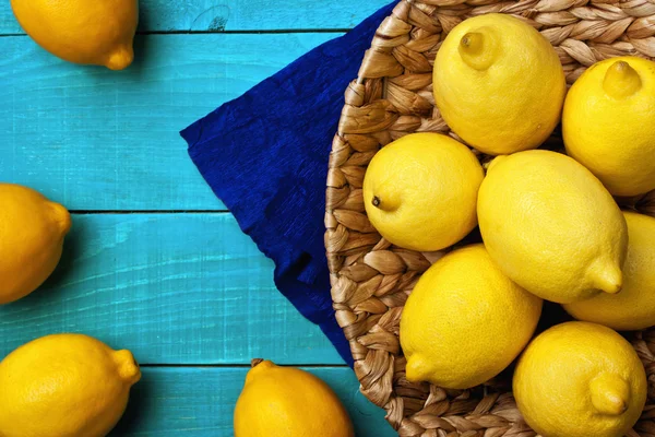 Lemon pada latar belakang cerah cyan — Stok Foto