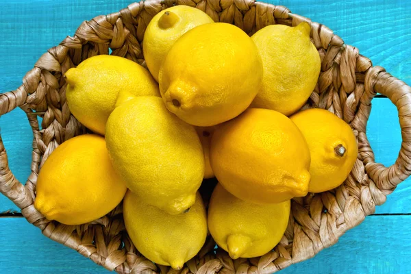 Limones en el brillante fondo cian —  Fotos de Stock