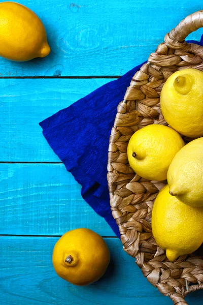 Limones en el brillante fondo cian —  Fotos de Stock