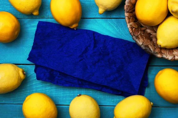 Лимони на яскравому блакитному фоні — стокове фото