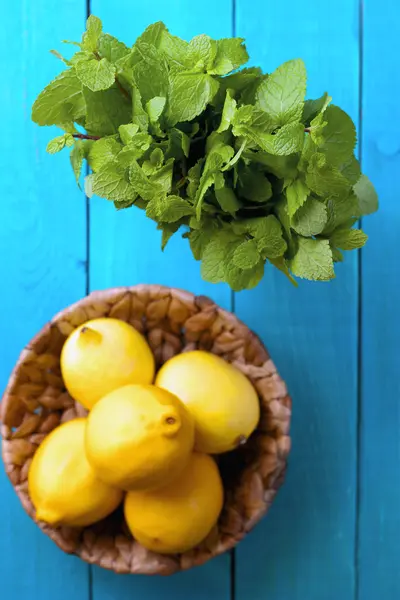 Limones en el brillante fondo cian — Foto de Stock