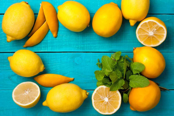 Lemons frame on the bright cyan background — Stock Photo, Image