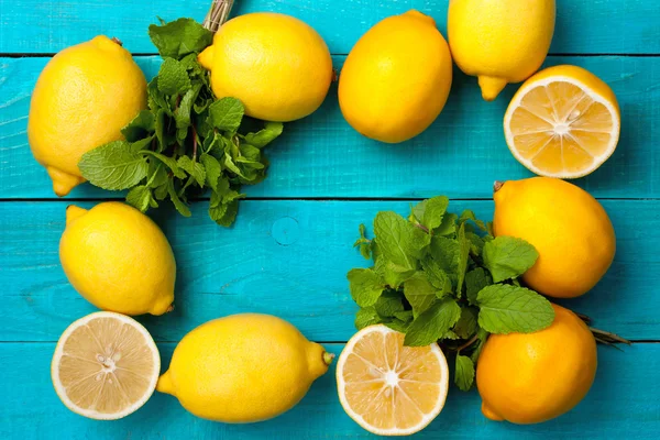 Parlak mavi arka plan karede limon — Stok fotoğraf