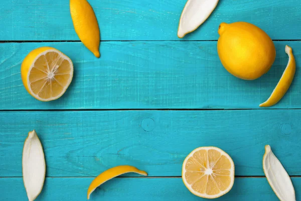 Lemons frame on the bright cyan background — Stock Photo, Image