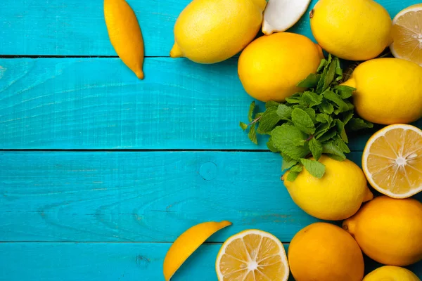 Lemons frame on the bright cyan background — Stock Photo, Image