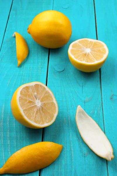 Limones en el brillante fondo cian —  Fotos de Stock