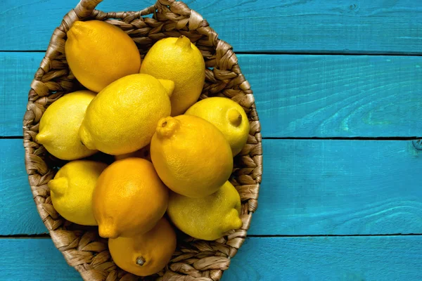 Parlak mavi zemin üzerine limon — Stok fotoğraf