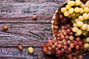 Mor arka plan üzerinde kırmızı ve beyaz üzüm