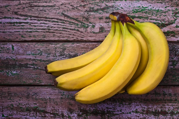 Bananen op de paarse achtergrond — Stockfoto