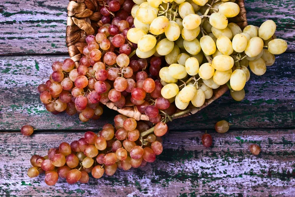 Красный и белый виноград на фиолетовом фоне — стоковое фото
