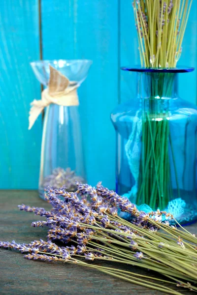 Lavanda ainda-vida no fundo azul — Fotografia de Stock