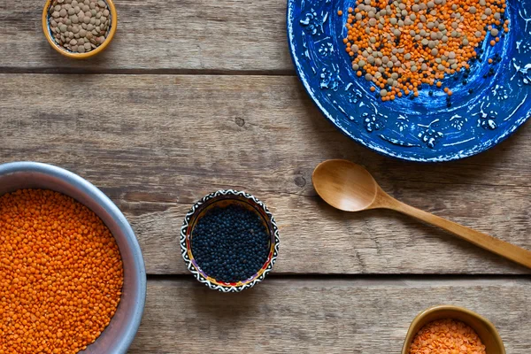 Ahşap bir masa üzerinde bir mercimek ile farklı yemekler — Stok fotoğraf