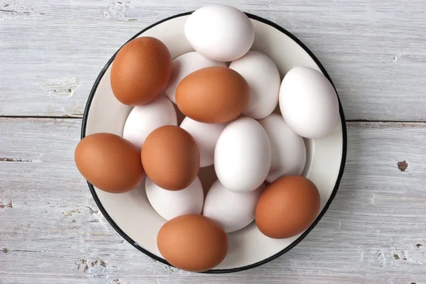 Huevos de pollo en el plato blanco de la mesa blanca — Foto de Stock