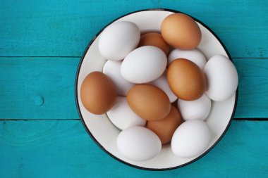 Tavuk yumurtası mavi kurullarında bir metal tabak