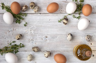 Cicken ve Bıldırcın yumurta ve beyaz t kekik ile yapılan bir çerçeve