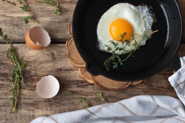 Rustik masada bir demir tavada omlet