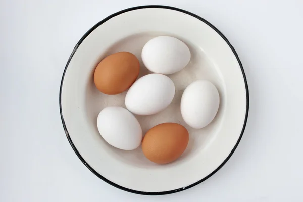 Huevos de pollo en un plato de metall sobre el fondo blanco — Foto de Stock
