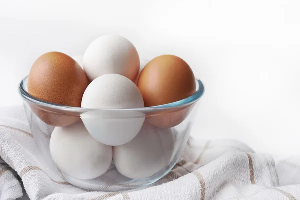 Ovos de galinha em um prato de vidro no fundo branco — Fotografia de Stock